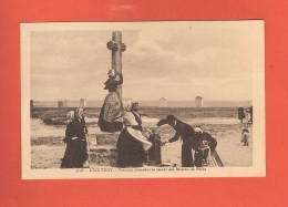 * CPA..dépt 29..L' ILE  TUDY  :  Femmes Attendant Le Retour Des Bateaux De Pêche   : Voir Les 2 Scans - Ile Tudy