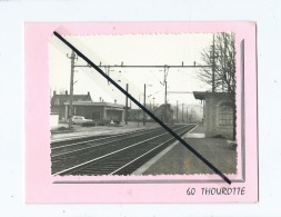 Photo Collée Sur Dépliant - Thourotte  -La Gare   (Distribué Par Le Fontenoy Café-Tabac -60 Thourotte ) - Thourotte