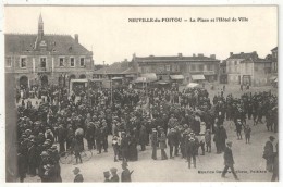 86 - NEUVILLE-DU-POITOU - La Place Et L'Hôtel De Ville - Neuville En Poitou