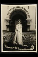 QEII PHOTOGRAPH C. 1960s Glossy Black & White Photograph Of Her Majesty In A Full Length Pose In Robes,... - Altri & Non Classificati