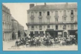 CPA 2 - Métier Marchands Ambulants Le Marché Place Travost - Banque - Cabinet Dentaire CHOLET 49 - Cholet