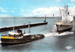 Cpsm Dunkerque Entrée D'un Bateau Et D Un Remorqueur Dans Le Port - Rimorchiatori