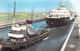 Cpsm Dunkerque Remorqueur Le " Brave " Le Bateau " Saint Germain " Dans Le Sas Du Port - Rimorchiatori