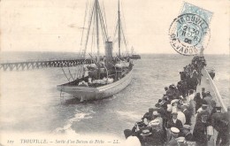 C P A Trouville Sortie D Un Bateau De Pêche Carte Animée Beau Cachet Marcophile - Aerodeslizadores