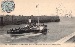 Carte Ancienne Le Port  Le Tréport " La Picardie " Rentrant De Promenade La Nouvelle Jetée L L Louis Lévy - Rimorchiatori