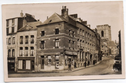 AVESNES---Rue Victor Hugo (petite Animation),cpsm 14 X 9 N°24 éd  Réant--pas Très Courante - Avesnes Sur Helpe