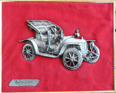 Cadre Doré Avec Voiture Miniature En étain Sur Velours Rouge: Opel Modèle 1905 - Estaño