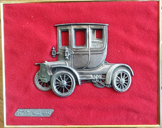 Cadre Doré Avec Voiture Miniature En étain Sur Velours Rouge: Cadillac Modèle 1904 - Etains
