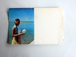 Carte Postale Ancienne : ILE DE RAIATEA : Vahiné Au Corail Devant L' Ecole De UTUROA - French Polynesia