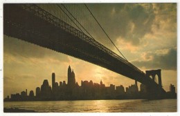 Sunset Showing The Skyline Of New York City Framed By The Brooklyn Bridge - Puentes Y Túneles