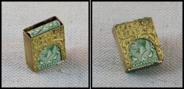 Distributeur Anglais De Timbres, En Laiton Doré, Marqué "Postage Stamps", époque 1870, 26x22x8mm, S - Stamp Boxes