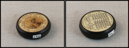 Boîte Publicitaire Ronde En Bakelite, Marquée "Stamp Box Massachusetts Benefit Association" Sur Une Face Et - Stamp Boxes