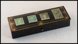 Boîte Papier Mâché Avec Transfert De Type Sage Sur Couvercle, 4 Comp., 145x52x25mm. - TB - Stamp Boxes