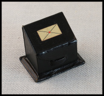 Boîte En Cuir Avec "Enveloppe" Cachetée En Décor, 3 Comp., 51x36x42mm. - TB - Stamp Boxes