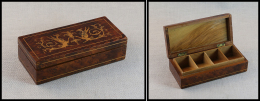 Boite En Plaquage De Loupe De Thuya, Avec Marqueterie Style XVIIIème Sur Couvercle, 4 Comp., 123x58x33mm . - TB - Stamp Boxes