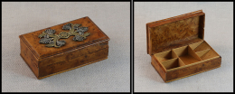 Boîte En Loupe De Noyer, Motif Décoratif En Laiton Et Métal Argenté Sur Couvercle, 5 Comp., 9 - Stamp Boxes