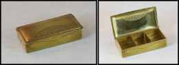 Boîte En Laiton Art Déco, Signée "Gesch.", 3 Comp., 83x44x18mm. - TB - Stamp Boxes