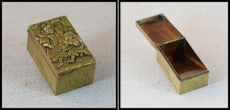 Boîte En Laiton Avec "Guerriers Chinois" En Relief En Décor, 1 Comp., 45x28x23mm. - TB - Stamp Boxes
