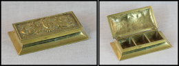 Boîte En Bronze Doré, Fin Décor Sur Couvercle, 3 Comp., 100x58x18mm. - TB - Stamp Boxes