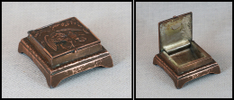 Boîte En Bronze Avec "Aigle" En Relief En Décor, 1 Comp., 55x53x20mm. - TB - Stamp Boxes