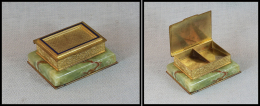 Boîte Bronze Doré, Socle Marbre Vert Et Fin Cerclage En émail Bleu-roi Sur Couvercle, 2 Comp., 72x60 - Stamp Boxes