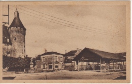 86 - MONTS SUR GUESNES  - VIENNE - PLACE DES HALLES  ET LE CHATEAU - - Monts Sur Guesnes