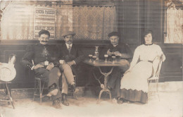 PARIS  -  Carte-Photo D'un Groupe De Personnes Sur La Terrasses D'un Café  - Sur L'Affiche Cinéma Avenue De Saint-Ouen - Arrondissement: 17