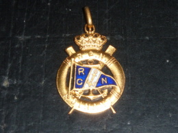 BROCHE INSIGNE AVIRON EN EMAIL DOREE - R.C.N. REGATE DINANT 11 JUILLET 1937 - RARE AVIRON SPORT - Remo