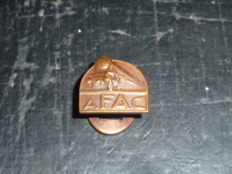 BOUTONNIERE - AFAC - ASSOCIATION FRANCAISE DES AMIS DU CHEMINS DE FER - RARE AVIRON SPORT - Chemin De Fer