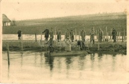 T2 1916 K.u.K. Katonák Drótakadályokat építenek Egy Folyó... - Ohne Zuordnung