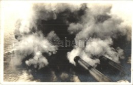 ** T2/T3 Kaliberschuss Aus 24 Cmt. Geschütz / 24 Cm Gun Firing On A Battleship, Phot. Alois Beer (EK) - Sin Clasificación