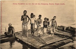 ** T1/T2 Groep Djambiers Op Een Vlot Uit Den Kampong, Rantan Kapas Moeda / Indonesian Boys Building A Raft,... - Unclassified