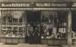 ** T2/T3 Hamburg, Konfitüren Weiss-, Woll- Und Kurzwaren Von A. Schilling / Clothes Shop, Photo - Zonder Classificatie