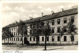 T2 Losonc, Lucenec; Gyalogsági Laktanya, Fenyves Andor Kiadása / Military Barracks - Non Classés