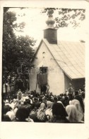 * T2/T3 1936 Eperjes, Presov; Katolikus ünnepség Egy Kis Templomban / Catholic Ceremony In Front Of A... - Zonder Classificatie