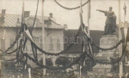 * T2/T3 Arad, Feldíszített Kossuth Tér A Kossuth Szoborral / Decorated Square With Statue,... - Non Classés