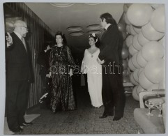 1972 Elisabeth Taylor és Richard Burton Budapesten Az Intercontinental Szállóban 22x18 Cm - Autres & Non Classés