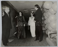 1972 Elisabeth Taylor és Richard Burton Budapesten Az Intercontinental Szállóban 22x18 Cm - Sonstige & Ohne Zuordnung