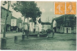 COULONGES SUR L´AUTIZE - Place Du Chateau Et Monument Aux Morts - Coulonges-sur-l'Autize