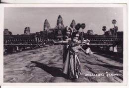 Carte Postale Photo De ANGKOR VAT WAT (Cambodge-Asie-Asia-Asien) Danseuses Devant TEMPLE 1956 Jour Election Voir Texte - Cambodia