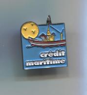 PINS BANQUES  CREDIT MARITIME BATEAU CHALUTIER  SOLEIL / 33NAT - Banken