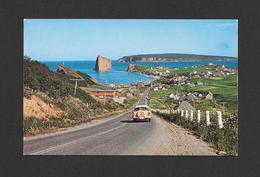 PERCÉ - QUÉBEC - VUE PANORAMIQUE DU VILLAGE DE PERCÉ LE ROCHER ET L'ISLE BONAVENTURE - BELLE VOITURE  PAR H.V. HENDERSON - Percé