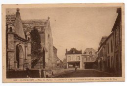 29 - Finistère / PLOMODIERN -- Place De L'Eglise. Le Porche Contenant De Curieux Vieux Saints Est De 1624. - Plomodiern