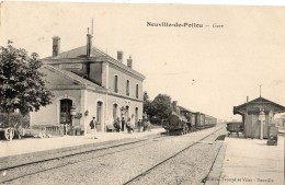 NEUVILLE-DE-POITOU LA GARE ARRIVEE DU TRAIN - Neuville En Poitou