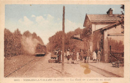 95-NESLES-LA-VALEE- LA GARE ET L'ARRIVEE DU TRAIN - Nesles-la-Vallée