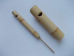 - Lot De 2 Sifflets En Bois - - Musikinstrumente