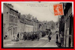 Delcampe - 59 - FOURMIES  -- Rue Thiers - Les Boches Retour Du Travail - Fourmies