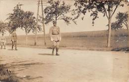 Mailly    10     Camp De Mailly .  Carte Photo. Militaires Sur La Route - Mailly-le-Camp