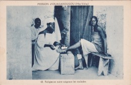 BURKINA-FASO - HAUTE-VOLTA - Mission D´OUAGADOUGOU - Religieuse Noire Soignant Les Malades - Burkina Faso