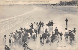 44-LA BAULE- LA CUEILLETTE DU POISSON DANS UN PÊCHE A LA SENNE - La Baule-Escoublac